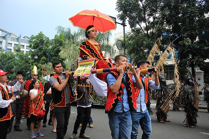Prosesi pernikahan adat Fangowalu sebagai perekat keluarga dan marga.