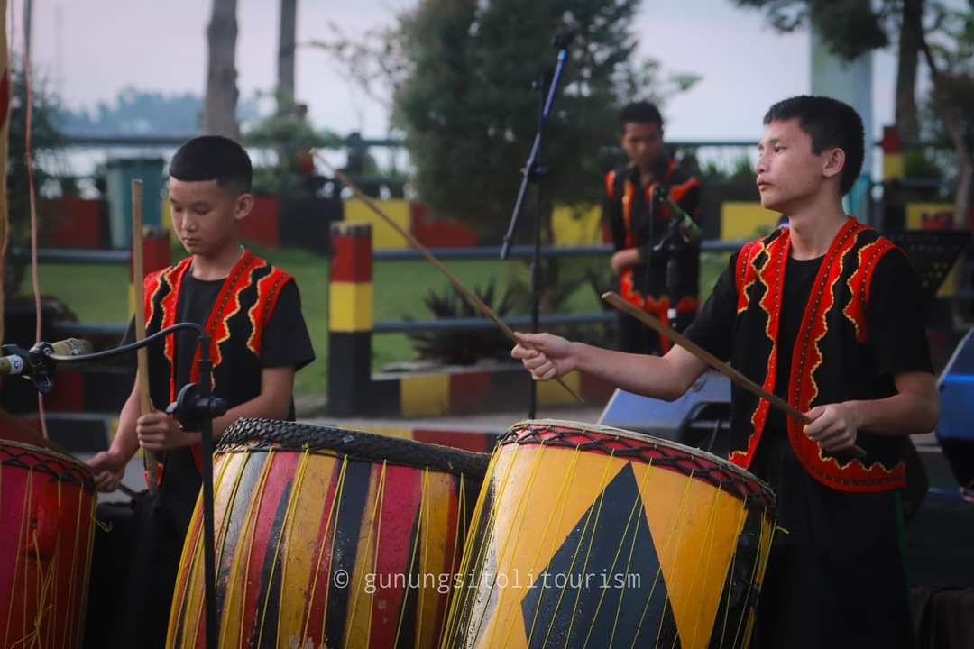 Gondra untuk menguatkan tempo dan suasana prosesi adat.