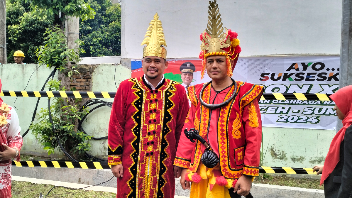 Aksesoris dan ornamen yang menegaskan martabat budaya.