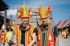 Warna dominan pakaian adat sebagai simbol kemuliaan dan keteguhan.