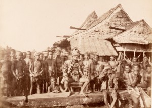 Peran kepemimpinan adat Si'ulu dan pendamping Si'ila.