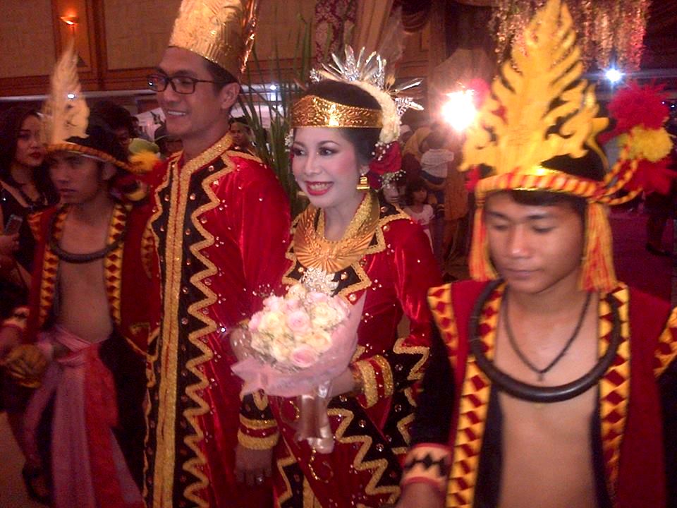 Pernikahan adat sebagai peneguh solidaritas sosial.